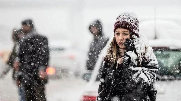 “Hava sıcaklıkları mevsim normallerinin altında seyrediyor. Yağışlı havalar ve kar yağışı da merakla bekleniyor'' diyen Dr. Güven Özdemir, sözlerine şöyle devam etti: ''Ancak şu ana kadar yağışlı sistemler ülkemize uğramadı ya da sadece günübirlik etkili oldu. Bu da genellikle Karadeniz sahil bandında görüldü. Fakat Azor Yüksek Basıncı’nın etkisini kaybetmesi ve yerini yağışlı sistemlere bırakması, kasım ayının ikinci yarısında etkili olacak gibi görünüyor.”