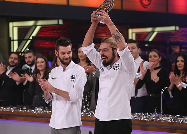 MasterChef'in TV8 ekranlarında yayınlanan ilk sezonu, Uğur Kardaş ve Kerem Giritlioğlu arasında geçen bir ikili mücadeleye dönüşmüştü.