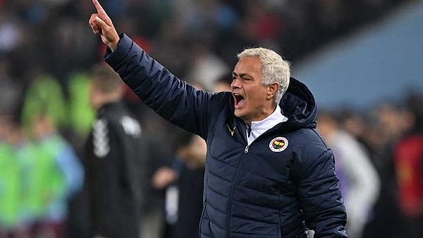 PFDK, Fenerbahçe Teknik Direktörü Jose Mourinho'ya sportmenliğe aykırı hareketten ötürü 1 maç ceza verildiğini açıkladı.