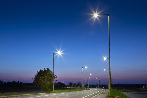 Bunun birkaç nedeni var. İlk olarak LED’lerin maliyeti ilk çıktığında yüksekti. Şehirlerin tüm sokak lambalarını değiştirmek de haliyle ciddi bir yatırım gerektiriyor. Ayrıca LED ışıklarının bazı sağlık sorunlarına yol açabileceği iddiaları var.