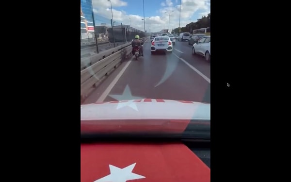 Vakaya yetişmeye çalışan bir ambulans trafikte kalınca imdadına bir motosiklet sürücüsü yetişti.