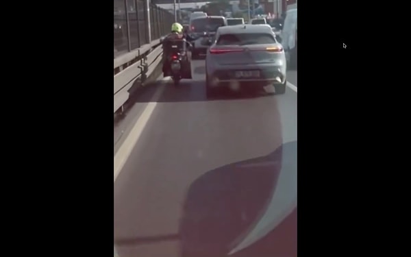 Önden giderek ambulansa yolu açan motorcunun bu hareketi, son dönemde ambulansa bilerek yol vermeyenleri bile gördüğümüz şu günlerde hepimize umut verdi.