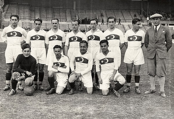 Daha sonra Macar isim Bela Toth geldi ve sırasıyla Fred Pagnam, James Elliot Donnelly, Ignace Molnar ve Peter Molloy görev aldı. Yani 1924 ile 1949 arası milli takım "yabancılara" emanet edilmişti.