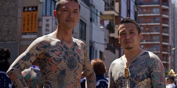 Günümüzde ise dövmeler, Japonya’da ünlü suç örgütü Yakuza ile ilişkilendiriliyor. Yakuza üyeleri genellikle dövmelerle kaplıdır ve Japon halkı, dövme görünce bu örgütü anımsamakta.