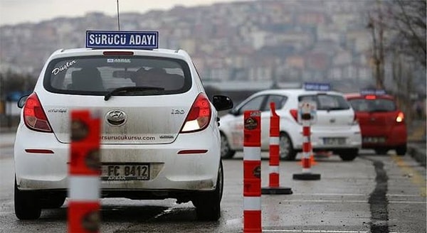 YDO’nun belli olmasıyla birlikte ehliyet, pasaport yenilemek isteyen vatandaşlar da harekete geçti. Türkiye’den Kaan Zenginli’nin haberine göre nüfus müdürlüklerinde, sürücü kurslarında, araç muayene istasyonlarında kuyruk oluşmaya başladı.