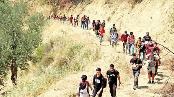 İran'ın bu "sınır dışı" kararı sonrası ülkemiz için de yeniden tehlike çanları çalmaya başladı. 2 milyon Afgan'ın akıbeti ve nereye gidecekleri sorusu ülkemizde de telaşla karşılandı.