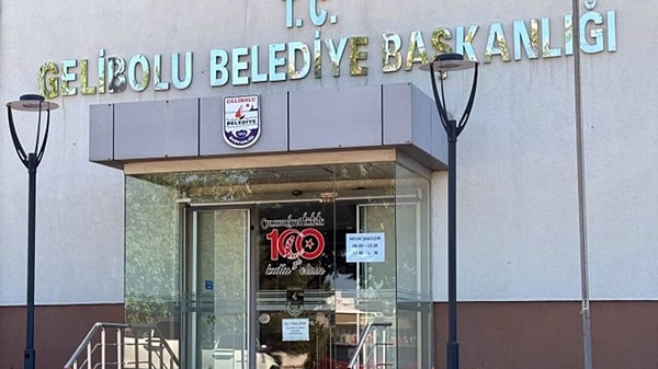 Çanakkale'de AK Parti tarafından yönetilen Gelibolu Belediyesi'nin anma için astığı Atatürk afişleri ise tepki çekti.