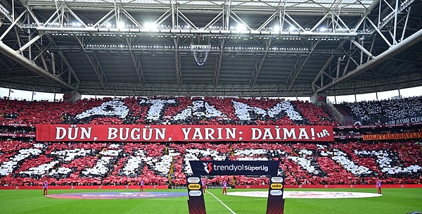 Galatasaray - Samsunspor maçı öncesi açılan koreografi büyük beğeni topladı.