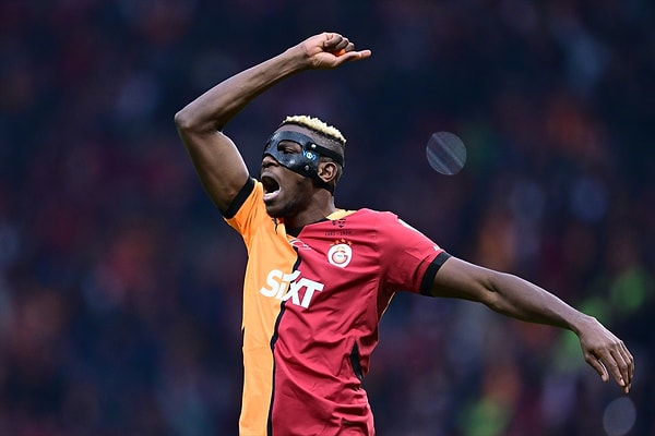 Victor Osimhen bu kez kafa golüyle kaleci hatasını affetmedi ve Galatasaray'ı 2-1 öne geçirmeyi başardı.