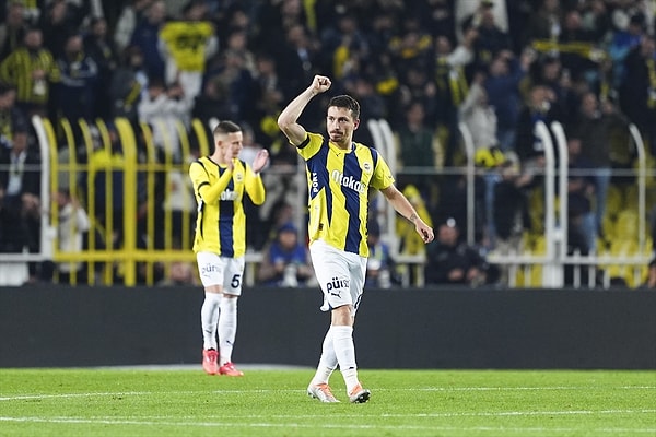 Fenerbahçe ikinci yarının başında da Tadic'in penaltısıyla skoru 2-0'a getirdi ve oyunun kontrolünü tamamen eline aldı.