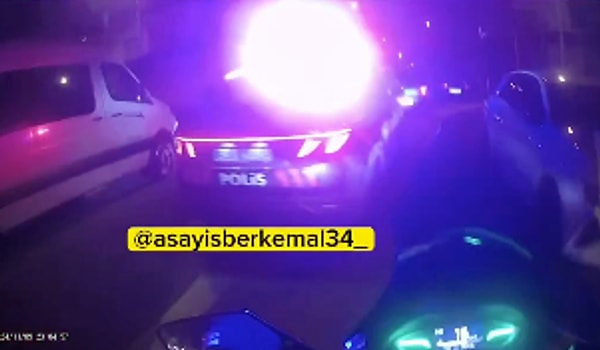 Polis ekipleri, kaçan aracı takip ederken kuryeye "Önünü kes!" şeklinde bir çağrıda bulundu. Bu sıradışı teklifi geri çevirmeyen kurye, motosikletiyle peşlerine düştü ve bir süre polisle beraber kaçan aracı yakalamaya çalıştı.