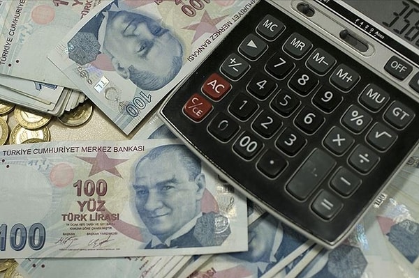 Merkez Bankası, yıl sonu enflasyon tahminini yüzde 44 olarak güncelledi. Emekliliği için gün sayanlar daha fazla nasıl emekli aylığı alacağını hesaplıyor.