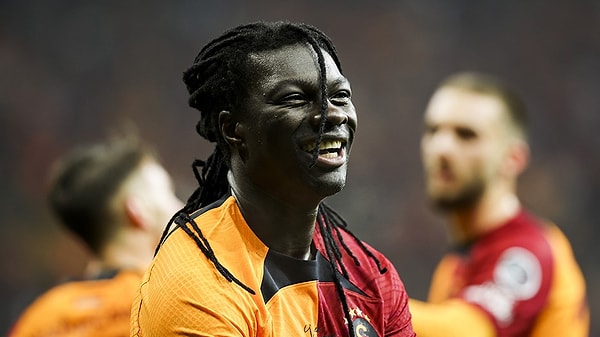 Galatasaray'da iki ayrı dönemde fotma giyen Gomis'in iki Süper Lig şampiyonluğu bulunuyor.