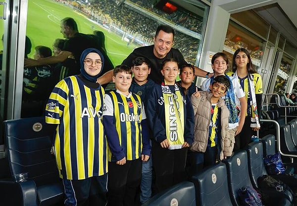 Fenerbahçe Asbaşkanı Acun Ilıcalı, kendisiyle tanışmayı ve Fenerbahçe maçına gitmeyi dileyen çocuklarla Ülker Fenerbahçe Şükrü Saraçoğlu Stadyumu'nda bir araya geldi.