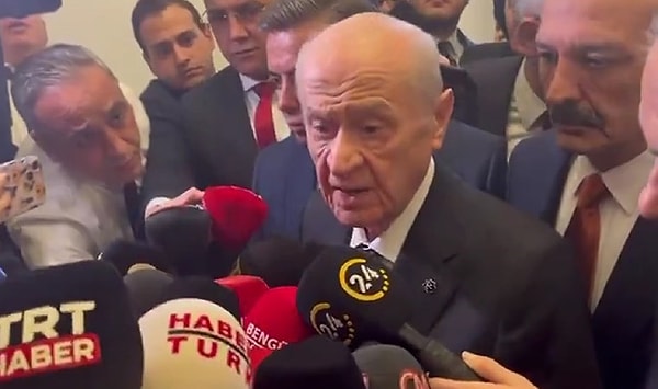 Milliyetçi Hareket Partisi (MHP) Genel Başkanı Devlet Bahçeli, grup toplantısı sonrası Meclis koridorunda gazeteciyi fırçaladı.