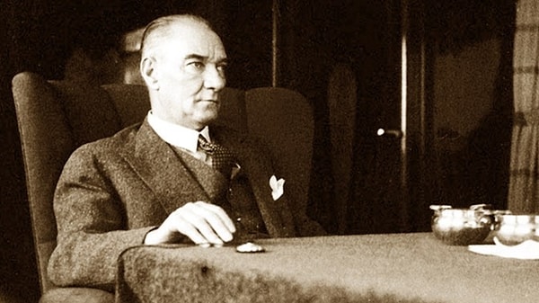 Bazı resmi kayıtlarda Atatürk’ün isminin “Kamâl” olarak yer almasının temel nedeni dilde özleşme çalışmalarına dayanıyor. Kemal adı Selanik’teki Askeri Rüştiye’de Atatürk’ün öğretmeni tarafından kendisine verilmişti. Ancak zamanla dildeki değişim ve siyasi atmosferin etkisiyle özellikle 1935 seçimleri sırasında Atatürk’ün adı “Kamâl” olarak kaydedildi.