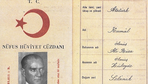 Peki neden Kamâl sonradan Kemal oldu? Atatürk’ün adı resmi kayıtlarda önce “Kamâl” olarak geçtikten sonra 1937 yılı itibarıyla daha çok “Kemal” olarak kullanılmaya başlandı.