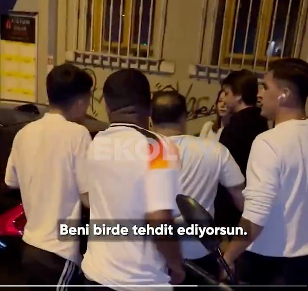 Kısacıkoğlu’nun meslektaşı olan Özgün Karahan, motorlu gruba tepki gösterince tartışma büyüdü. Avukat Karahan, ruhsatlı silahına sarılınca olay yerine motorcuların arkadaşları da geldi. 6 kişilik grup silaha rağmen avukatın üzerine yürüyüp darbettiler.