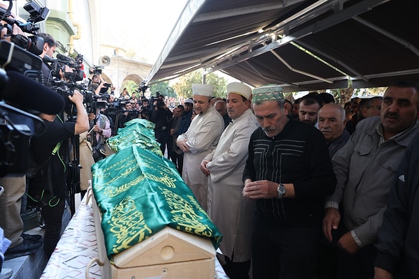 Cenaze namazına Selçuklu vatandaşlar da yoğun katılım gösterdi. Kılınan namazın ardından, namazı kıldıran imam çocukların günahsız olduklarını belirterek helallik aldırmadı.