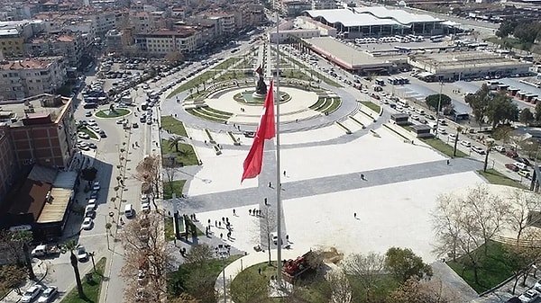 Manisa Büyükşehir Belediyesi’nin bugün düzenlenen meclis toplantısında ilginç anlar yaşandı. Salihli ilçesinde bulunan Devlet Bahçeli Meydanı’nın isminin değiştirilmesi için verilen önerge öncesi MHP ve AK Partili meclis üyeleri salonu terk etti. Yaşanan kısa süreli gerilim sonrasında meydanın ismi Atatürk Meydanı olarak değiştirildi.