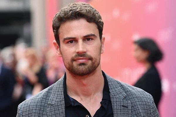 She will be joined by one of the brightest actors of recent years, Theo James. The film tells the story of Owen, a professor living in South Korea, who becomes bedridden after a car accident that causes the death of his wife, Sandy.