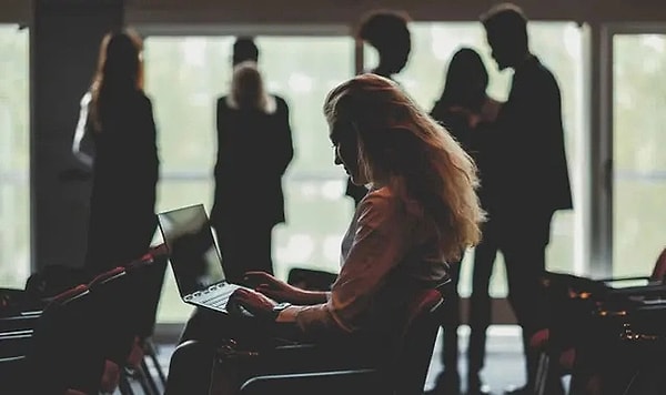 Ülkemizde son dönemin en çok konuşulan konularından biri de etki ajanlığı yasası. Basın özgürlüğüne darbe vuracağı gerekçesiyle eleştirilen ve Meclis Adalet Komisyonu'ndan geçtikten sonra tartışmalara sebebiyet veren bu tasarı hakkında araştırmalar hız kazandı. Son yaşanan gelişmelerde ise yasanın geri çekildiği ve yeniden düzenleneceği açıklandı.