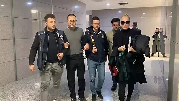 Kapısına gelen polisleri duymayan ve kapıyı 30 dakika sonra açan Serdar Ortaç, bir süre sonra "Yasa dışı bahse teşvik" suçlamasıyla gözaltına alınabilmiş ve hakkında ev hapsi kararı verilmişti.