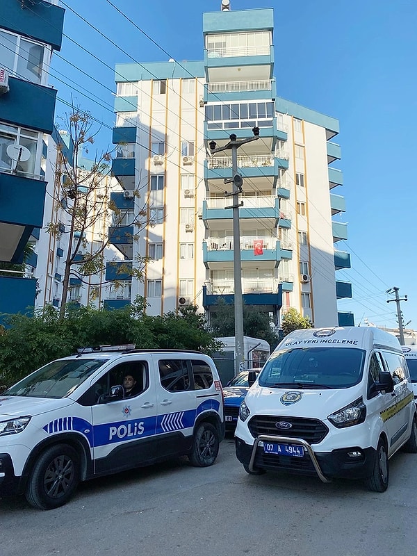 Feci olay, Antalya’nın Muratpaşa ilçesi Güzeloba Mahallesi 2384 sokak içerisinde bulunan bir sitedeki apartmanın en üst katında meydana geldi.