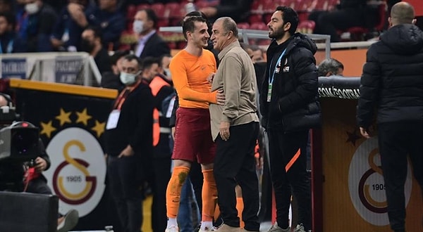 Fatih Terim ise Kerem'in hediye ettiği formayı ''Aslan evlat, yolun açık olsun...'' notuyla Instagram'da paylaştı.