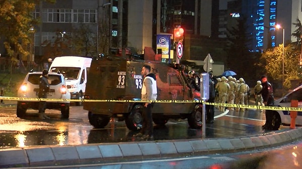 İhbar üzerine olay yerine çok sayıda polis ekibi sevk edildi. Polis ekipleri, çevrede geniş güvenlik önlemleri aldı. İsrail’in Gazze’ye yönelik saldırılarını protesto etmek amacıyla eylemi gerçekleştiren kişi, polis ekiplerinin ‘teslim ol’ çağrısına bir süre uymayarak direndi.