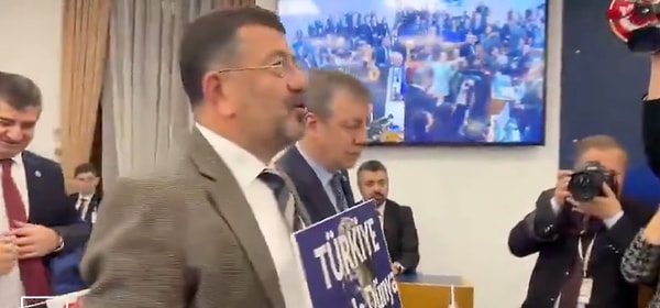 Hazine ve Maliye Bakanlığı bütçesinin Meclis Plan ve Bütçe Komisyonu’ndaki görüşmeleri başladı. Mehmet Şimşek’in sunum yaptığı komisyonda, CHP vekiller protesto yaptı.