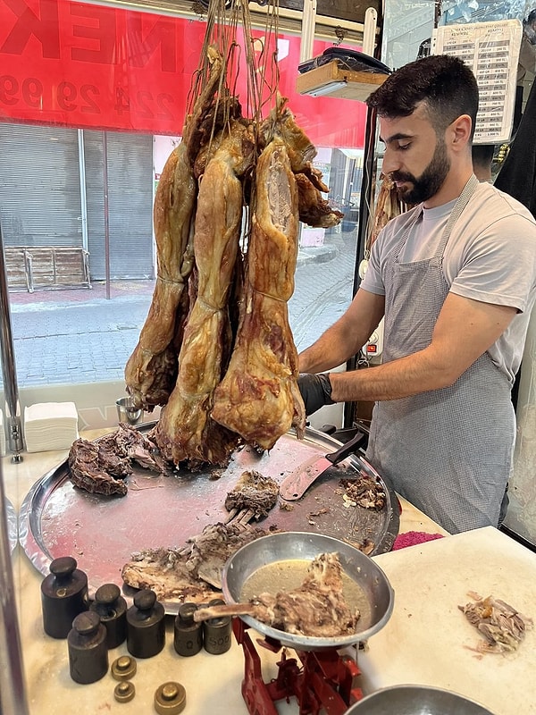 "Büryan kadar, eti kesip hazırlayan ustayı tanımanız da faydalıdır. Bu nedenle mümkün mertebe aynı yere, aynı ustaya gidin ve selamlaşıp, hal hatır sorun. Nasıl sevdiğinizi tarif edin. Az yağlı, çok yağlı, yağsız artık damak tadınıza göre."