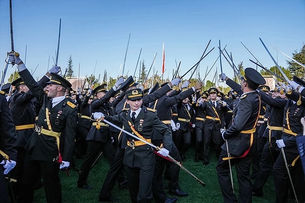 “Mustafa Kemal’in askerleriyiz” sloganı nedeniyle başta Eroğlu olmak üzere mezun olan genç teğmenler iktidarın büyük tepkisiyle karşılaşmış ve hedef gösterilmişti.