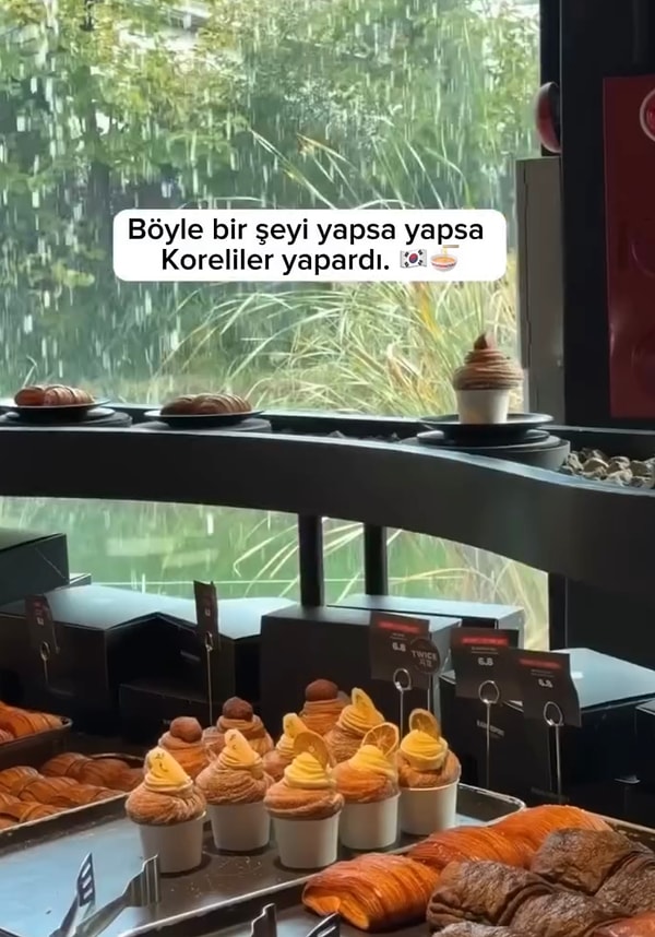 Gerçekten dışarıda yağmur yağıyormuş gibi bir kafe konsepti oluşturan Koreliler, yağmurseverlere o huzurun birebirini yaşatıyor.