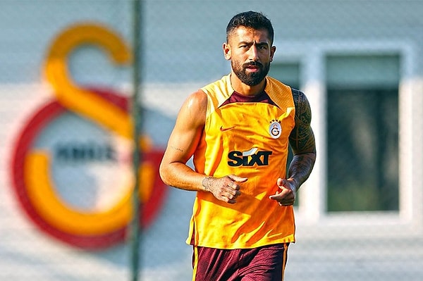 Galatasaray'ın da bu ayrılığa sıcak baktığı ancak tecrübeli oyuncuyu gelecek transfer döneminde takasta kullanmak istediği iddia edildi.