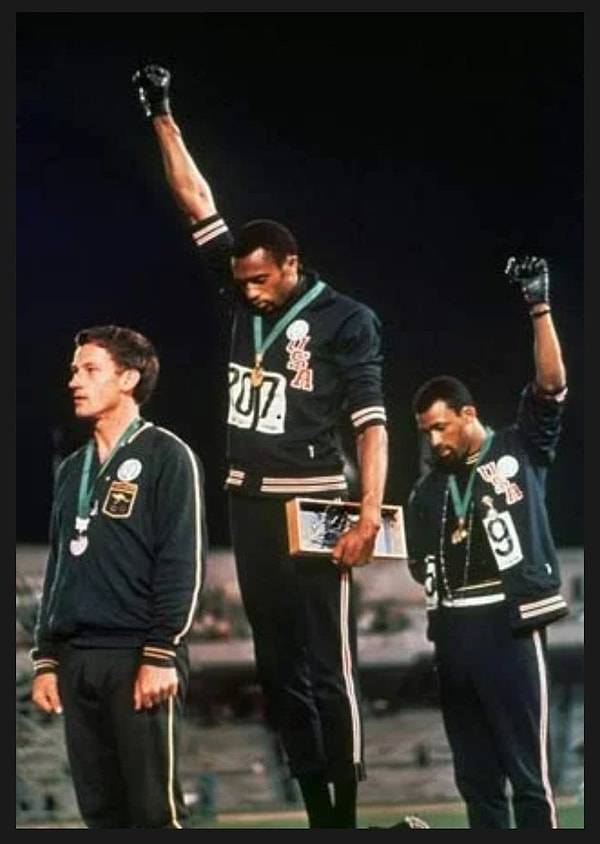 Tommie Smith ve sağda duran (üçüncü) John Carlos:  1968 Meksika Olimpiyatları ırkçılığa karşı yaptıkları protesto