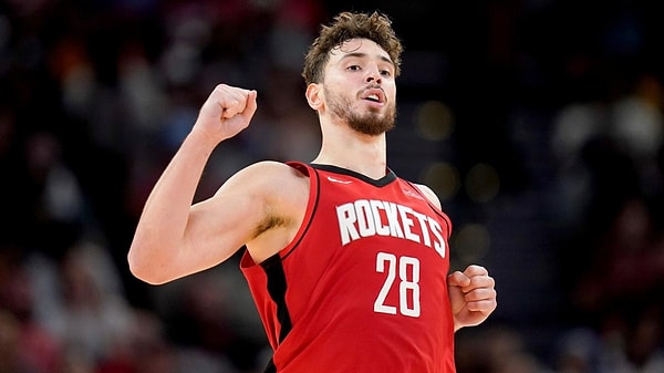 Şengün, Chicago Bulls ile oynanan ve Houston Rockets'ın 143-107 galibiyetiyle sonuçlanan karşılaşmada etkileyici bir performans sergileyerek üst üste ikinci kez "triple-double" yaptı.