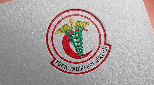 Tıp dünyasında kullanılan yılanlı sembolün iki versiyonu bulunur. İlk versiyon, Caduceus olarak bilinir. Caduceus, kanatlı bir asa etrafında dolanan iki yılandan oluşur ve Yunan mitolojisindeki tanrı Hermes'e aittir.