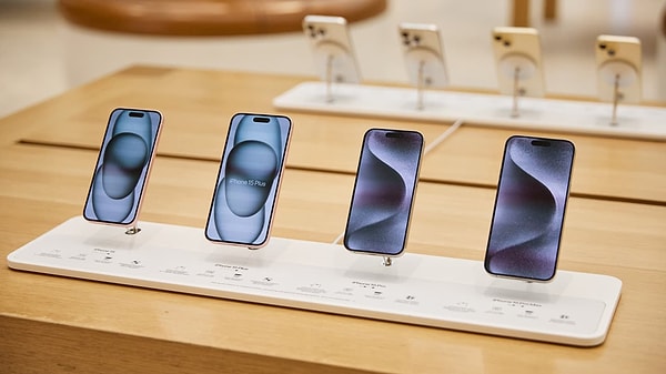 Apple örneğini verecek olursak her yeni iPhone modeli aslında önceki modelin neredeyse aynısı. Ama bir şekilde her yıl çıkacak yeni model “yenilikçi” olarak satılıyor. Birçok insan aslında kullanmadığı ya da ihtiyaç duymadığı bir özelliği görmek için telefonu değiştirme eğiliminde oluyor. Böylece eski telefonlar hızla değer kaybediyor ve “yeni” telefon almak için eskiyi çöpe atıyoruz.