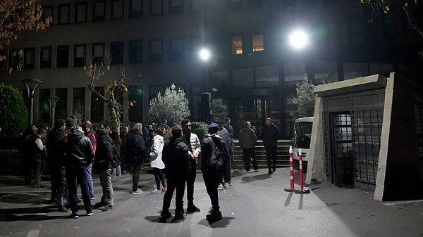 Sendikanın Anadolu Yakası 1 No'lu Şube Başkanı Nazan Gevher Çam Ay, burada yaptığı açıklamada, Kadıköy Belediyesi ve iştiraki Kadıköy Sağlık Turizm Eğitim Çevre Temizliği San. Tic. Anonim Şirketi (KASDAŞ) ve Sosyal Demokrat Kamu İşverenleri Sendikası (SODEMSEN) ile yürüttükleri toplu iş sözleşmesi görüşmelerinin olumsuz sonuçlanması üzerine grev kararı aldıklarını açıkladı. Ancak saatler 19 Kasım 00.01'i gösterdiğinde Kadıköy Belediyesi tarafından işçilere "Belediyemiz KASDAŞ Şirketi ile Genel-İş Sendikamız arasındaki görüşme anlaşma ile sonuçlanmıştır" şeklinde mesaj gönderildi.