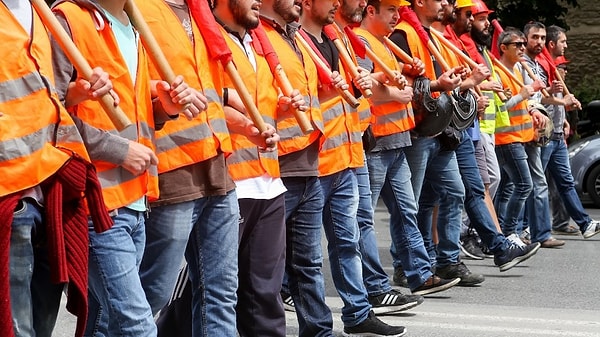 Kadıköy Belediyesi önünde grev kararı için toplanan işçiler, bu mesaj karşısında sendika temsilcileri ile imzalanan sözleşmenin detayları hakkında görüşmeye çalışsa da bir sonuç elde edemedi. Basın açıklaması yapan Nazan Gevher Çam Ay, sözleşmenin kendilerine rağmen imzalandığını vurgulayarak, "Bu sözleşme imzalanmasın diye uzun süre belediye önünde eylem yaptık. Saat 00.00'ı bir geçe sözleşmenin imzalanacağına dair bir şey öngörmüyorduk. Biz bütün bu süreci anlatacağız. Benim burada şube başkanı olarak kalmamın bir anlamı yok. Boşuna belediye binasına 'işçinin iradesine dokunmayın' diye pankart açmadık. Bunu bile görmekten imtina edip biz grev pankartı sallandırırken sizin cep telefonlarınıza mesaj geliyor. Bu kabul edilebilir bir durum değil" dedi.