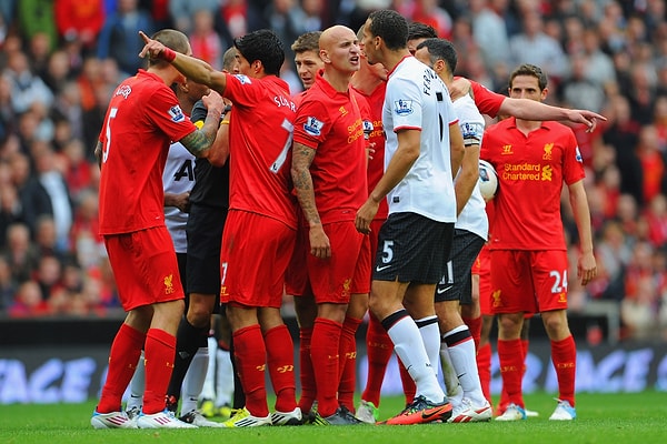 Manchester United ve Liverpool maçlarıysa sadece Manchester ve Liverpool şehrinin rekabeti değil iki kültürün karşı karşıya gelmesine sahne oluyor. Bu derbinin arka planı rekabeti ve gerilimi hep yüksek tutuyor.