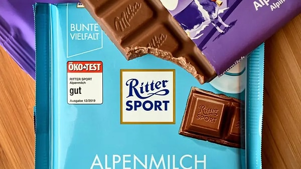 Ritter Sport, 1993 yılında bu tasarımı tescilleyerek kare çikolataların patentini aldı. Hatta 1970’lerde “Quadratisch, praktisch, gut.” yani “Kare, pratik, güzel.” sloganıyla bu tasarımı markalarının özüne yerleştirdi.