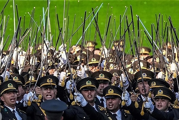 Teğmen Eroğlu, tebliği Polatlı Topçu Okulu’nda eğitim alırken öğrendi. Böylece “kılıçlı yemin” soruşturmasında ihracı istenen teğmen sayısı 2’ye yükselmiş oldu. Eroğlu’nun, okullarda geçirdiği beş yıl boyunca disiplinden tam not aldığı kaydedilirken; Kara Harp Okulu’nun dönem birincisi Ebru Teğmen’in bu başarıyı elde etmek için yapması gerekenler sıralandı.