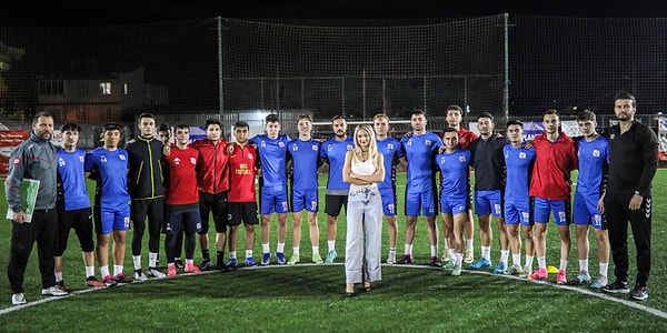 Kadınların da futbolda yönetici olarak başarılı olabileceğini göstermek istediğini belirten Çiçek, "Güzel şeyler yapacağız. Burada olduğum için çok mutluyum. Maçlara ve idmanlara katılmaya çalışıyorum. Gelemediğimde de uzaktan takip ediyorum. Bugün de takımla tanışmak istedim. Takımımız da bayağı güçlü ve hırslı. Güzel yerlere geleceğiz. Yeni sezonda takımımızı en iyi yerlere getirmek istiyoruz. Takımımız çok güçlü ve hocalarımız çok iyi. Futbola olan aşkımı bu sezonda göstereceğim. Futbola aşık bir insanım. Kendi maçlarım olduğunda hocalarımıza, takımımıza güveniyorum. Kadın bir hoca da getirmek istiyorum" diye konuştu.