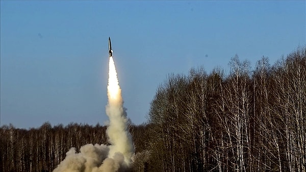 Ukrayna ile Rusya arasında yaşanan savaş son günlerde iyice alevlenmiş durumda. Rusya Devlet Başkanı Vladamir Putin, Ukrayna tarafından Rus topraklarına NATO üyesi ülkelerin ürettiği silahlarla saldırı olması halinde nükleer silahla karşılık vermeyi onaylayan askeri doktrini yürürlüğe almıştı. Bloomberg, Ukrayna’nın İngiltere’nin ürettiği füzelerle Rusya içindeki askeri bir hedefe saldırı düzenlediğini iddia etti. Ukrayna, geçtiğimiz günlerde de ABD’nin Ukrayna’ya hibe ettiği ATACMS füzeleriyle Rusya’nın Bryansk şehrine saldırı düzenlemişti.