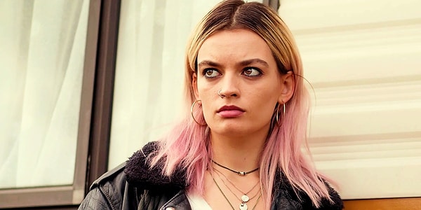 Netflix'in hit dizisi 'Sex Education'ı izleyenler bilir; dizide kötü kız Maeve Wiley rolünü canlandıran Emma Mackey son yılların en yıldızı parlak isimlerinden biri.