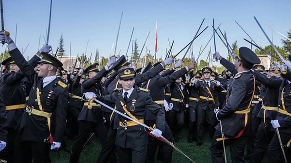 “Her şeyden önce, müvekkillerimizin resmi törende subaylık andını okumak yönündeki teklifleri komuta kademesine arz edilmiş, kabul görmemesi üzerine resmi törende mevzuatta yer alan askerlik yemini yapılmıştır. Müvekkillerimize verilen emir, resmi törende yapılacak yemine ilişkin olup tabiatıyla emrin gereği yerine getirilmiş, tören ilgili yönergeye uygun olarak icra edilmiştir. İlgili yönerge, resmi törenden sonra mezun olan subayların kılıç çatma geleneklerini ve sevinçlerini ne surette göstereceklerine ilişkin bir düzenleme içermemektedir. Müvekkillerimize törenden sonra ne yapacaklarına dair ayrıca bir emir de verilmemiştir.”