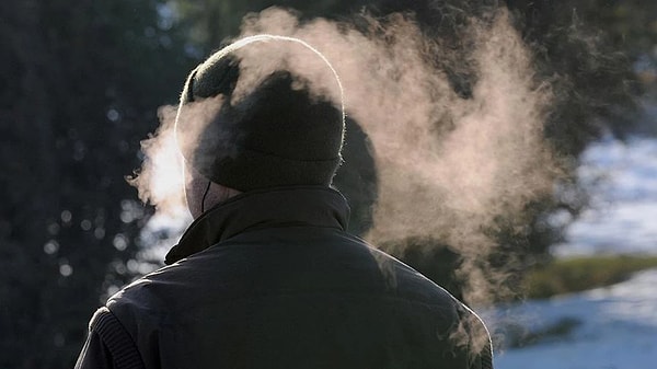 Meteoroloji Genel Müdürlüğü’nün sosyal medya hesabından paylaştığı uyarıya göre, mevsim normalleri üzerinde seyreden hava sıcaklıklarının cumartesi günü batı kesimlerden başlayarak, Türkiye genelinde 10 ila 15 derece, Karadeniz Bölgesi'nde de yer yer 18 derece azalarak mevsim normallerinin altına ineceği tahmin ediliyor.