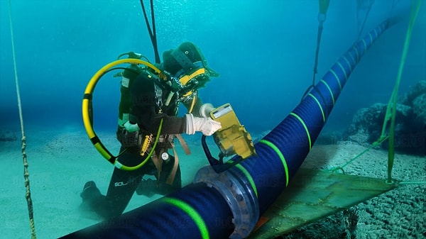 Dalgıçlar, 28 gün boyunca basınçlı odalarda eğitim alıyor ve heliox adı verilen özel bir gaz karışımıyla nefes alıyorlar. Düşünün, bir kablo tamiri için tam bir ay hazırlanmanız gerekiyor!